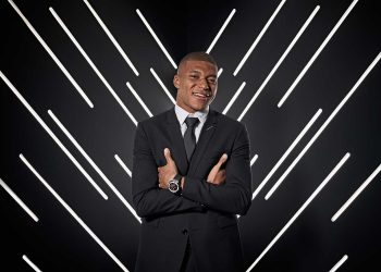 PELÉ CROSSES THE ATLANTIC TO MEET KYLIAN MBAPPÉ