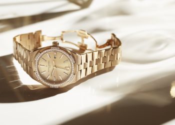 Overseas self-winding – Clothed in gold and light : A shining addition to the new Overseas 35mm assortment